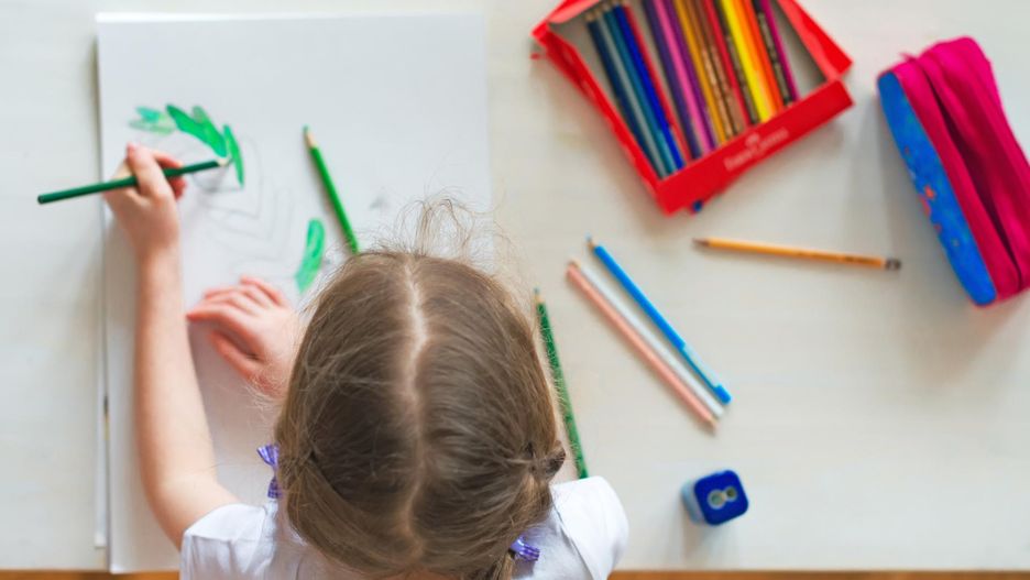 Międzynarodowy Dzień Osób Leworęcznych. Jak wspomagać rozwój dziecka leworęcznego? Psycholog podpowiada