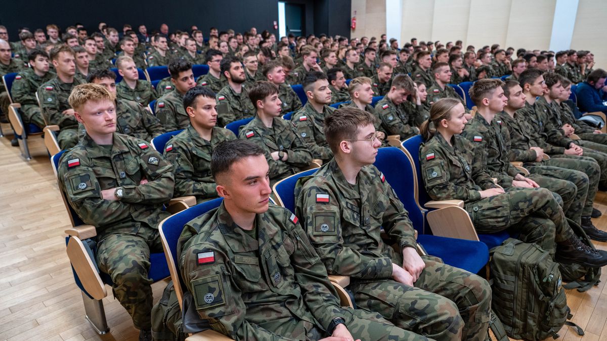 Międzynarodowe spotkanie studentów uczelni wojskowych
Dęblin, 20.04.2026. Międzynarodowe spotkanie studentów uczelni wojskowych pn. "International Air Force Cadets' Week" w Lotniczej Akademii Wojskowej w Dęblinie, 20 bm. (jm) PAP/Wojtek Jargiło
Wojtek Jargiło
dęblińska szkoła orląt, International Air Force Cadets' Week, lotnictwo, Lotnicza Akademia Wojskowa, Międzynarodowe spotkanie, studenci, studenci uczelni wojskowych, wojsko