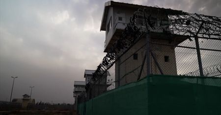 Wewnątrz aresztu Bagram w Afganistanie. Talibowie grożą Ameryce