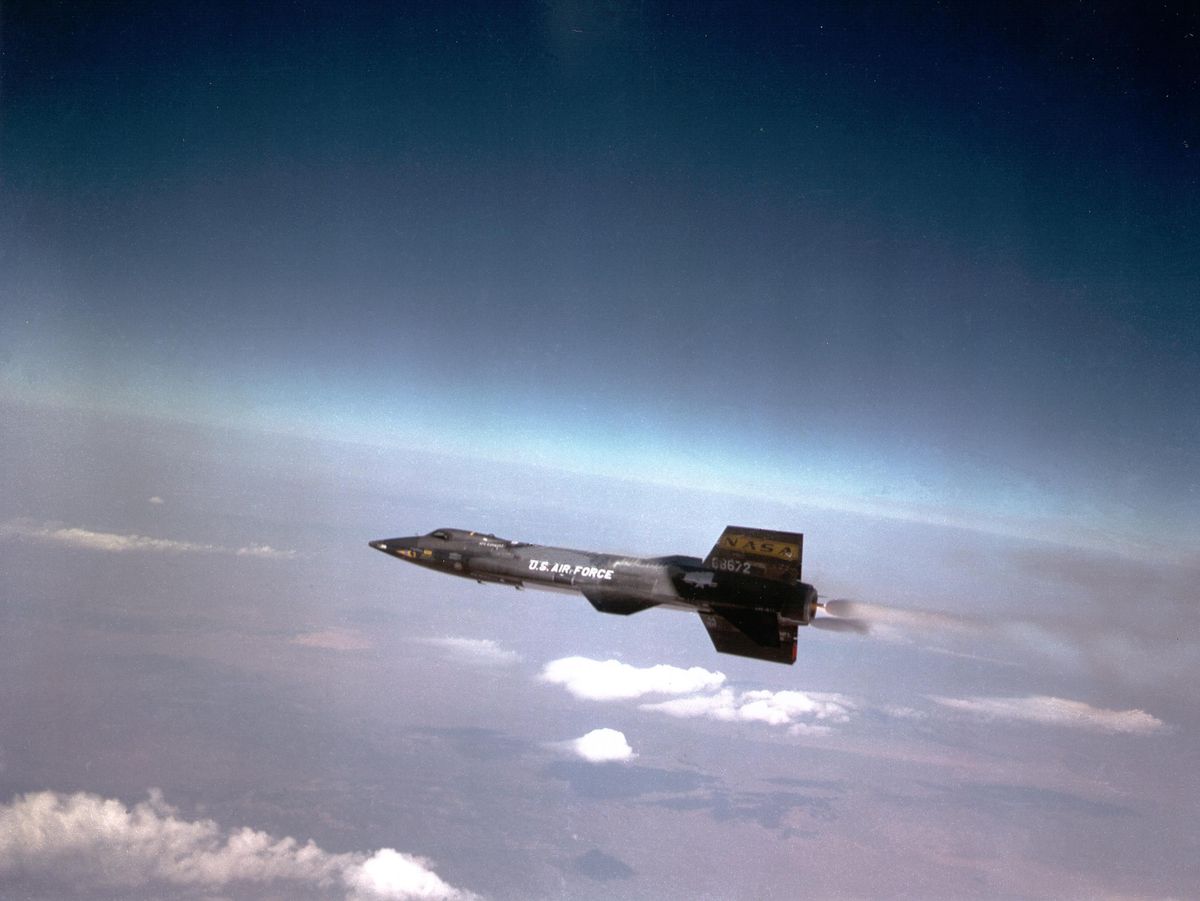 North American X-15 to naddźwiękowy samolot o napędzie rakietowym. X-15 ustanowił rekordy prędkości i wysokości w latach 60., docierając do granic kosmosu i powracając z cennymi danymi wykorzystywanymi w projektowaniu samolotów i statków kosmicznych. Źródło: U.S. Air Force