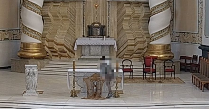 "Pluł na ołtarz i rzucał krzyżem – dzielnicowy rozpoznał wandala po kamerach"