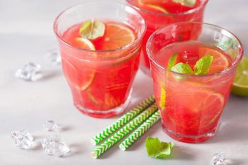 Lemoniada arbuzowa w domu. Potrzebujesz tylko kilku składników