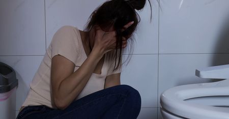 Nie tylko drżenie rąk. Gdy mózg choruje, objaw pojawia się w toalecie