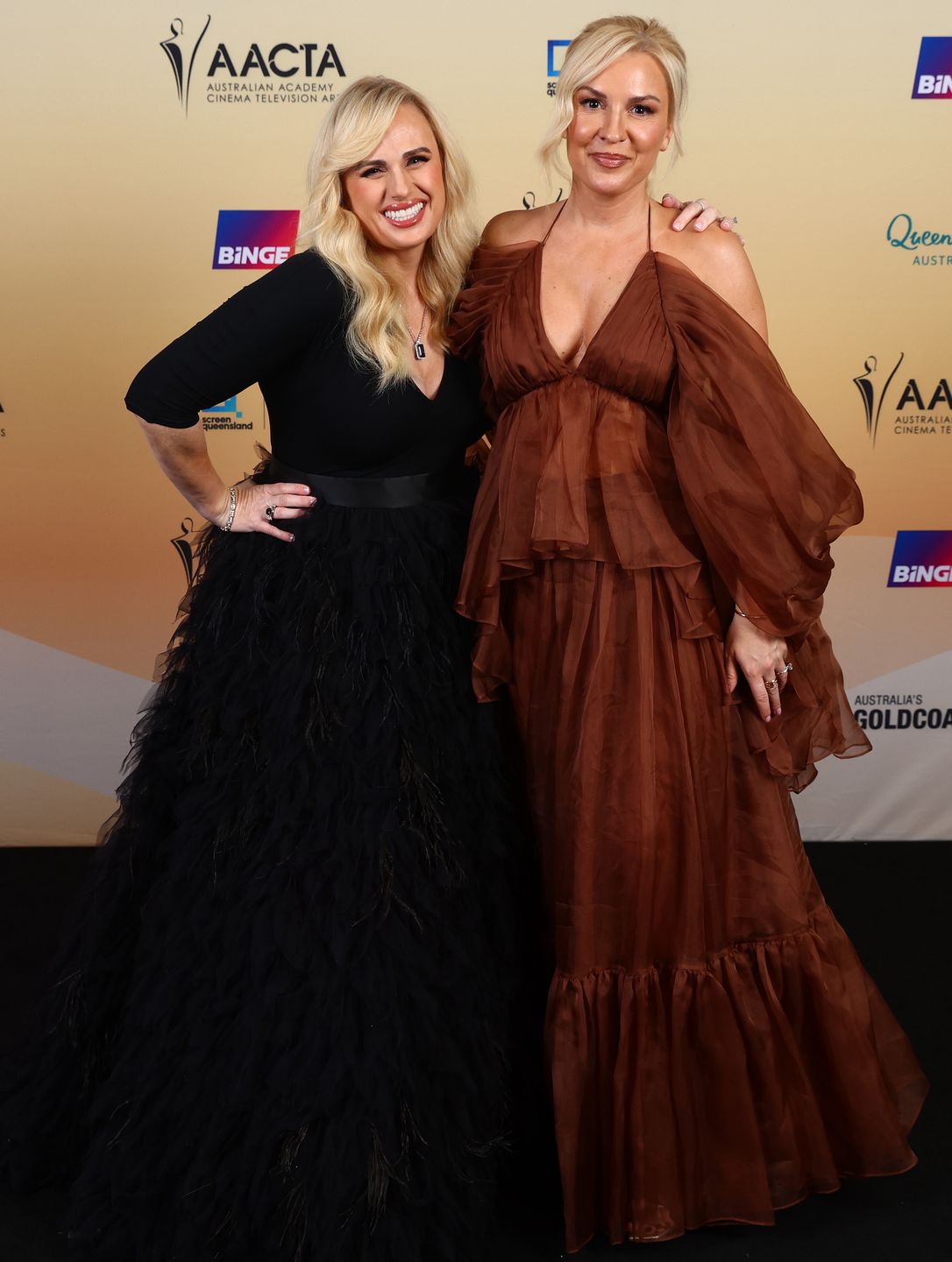 Rebel Wilson i Ramona Agrum na AACTA Awards 2024