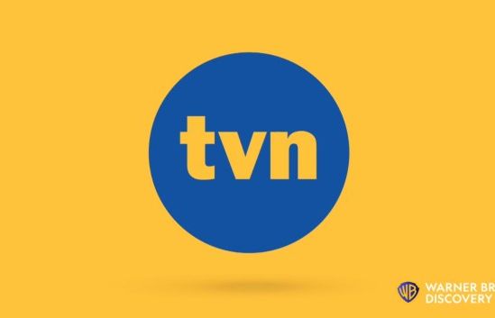 Logo Warner Bros. Discovery w oprawie kanałów TVN