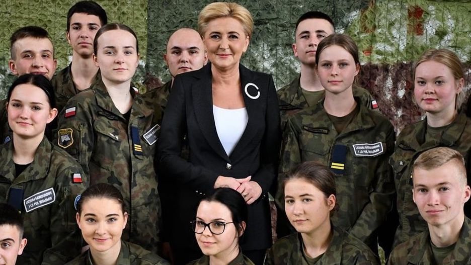 Agata Duda podczas wizyty w I Liceum Ogólnokształcącym PUL im. 111 Eskadry Myśliwskiej w Wołominie