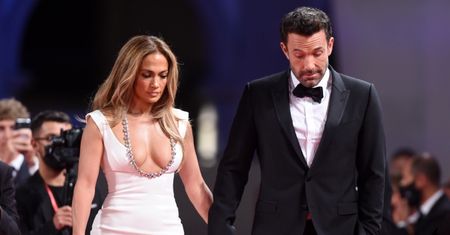 Jennifer Lopez "cały czas płacze" w obliczu kryzysu w małżeństwie: "Pewnym jest, że ROZPADŁA SIĘ NA KAWAŁKI"