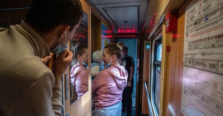 Pierwszy po wybuchu wojny na Ukrainie pociąg z Kijowa do Warszawy. Składy nadal kursują