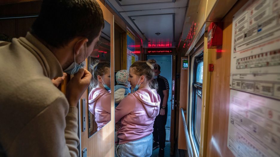 Dorohusk, 25.02.2022. Pierwszy po wybuchu wojny na Ukrainie pociąg z Kijowa do Warszawy, na kolejowym przejściu granicznym w Dorohusku, 25 bm. Trwa inwazja wojsk rosyjskich na Ukrainę. (wj/amb) PAP/Wojtek Jargiło