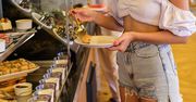 Pracowała w greckiej restauracji. "Niedopity alkohol zlewaliśmy na zapleczu do butelek"