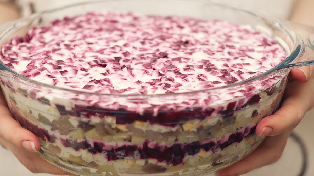 Warstwowa sałatka śledziowa z burakiem i ziemniakami