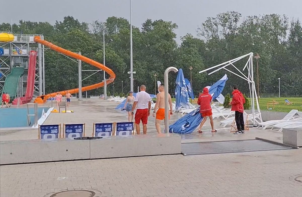 Oberwanie chmury w Elblągu. Ludzie uciekali z parku wodnego