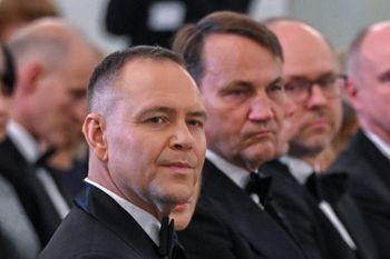 Nawrocki wetuje SAFE. Sikorski ostro reaguje: "Bezczelne"