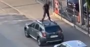 Niezwykły incydent podbił sieć. Skakał po samochodach i zaatakował... [FOTO]