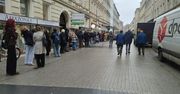 Poznaniacy wierni tradycji w Tłusty Czwartek. Przed cukierniami i pączkarniami kolejki
