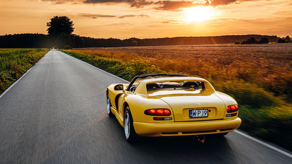 Prosta droga i zachodzące słońce. Można poczuć się jak w USA