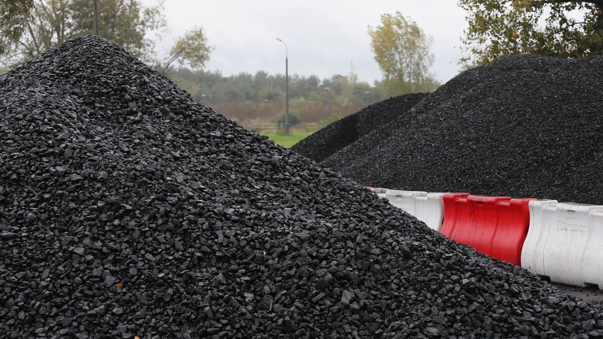 Otwock, 03.10.2022. Węgiel w punkcie selektywnej zbiórki odpadów komunalnych w Otwocku, 3 bm. W placówce odbyło się spotkanie dot. oferty PGE oraz sprzedaży węgla przez spółki samorządowe. (jm) PAP/Paweł Supernak