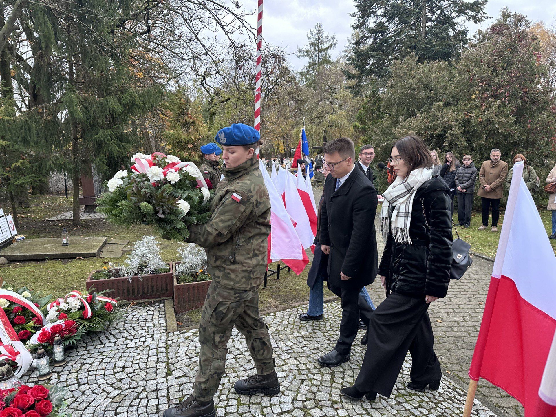 Reprezentacja Fundacji imienia Stefana Artwińskiego, w okularach - Paweł Kwietniewski.