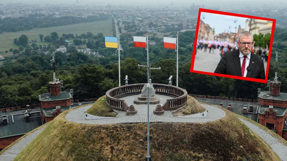 Flaga ukraińska, którą zerwał poseł Grzegorz Braun, ponownie zawisła na szczycie kopca Kościuszki w Krakowie
