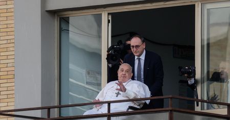 Papież Franciszek opuścił szpital. Czeka go długa rekonwalescencja