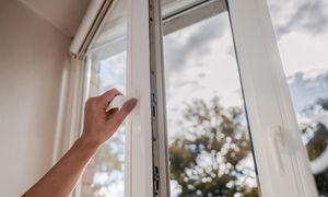 Kup w aptece i przyklej do okna. W domu szybko się ochłodzi