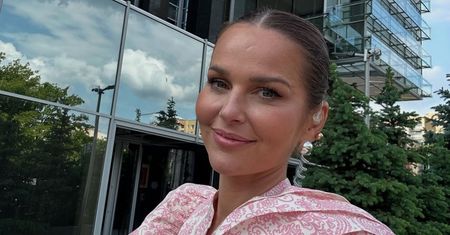 Wskoczyła w przewiewną mini. Latem to strzał w dziesiątkę