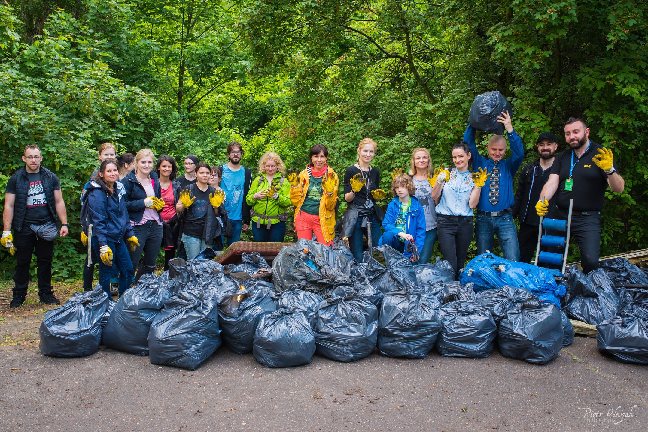 Śmieci zebrane z lasu