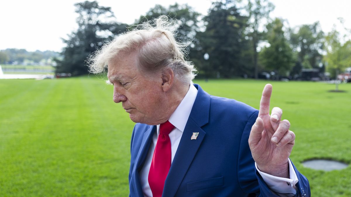 epaselect epa13309727 US President Donald Trump gestures to reporters as he departs the White House for a rally in Georgia, in Washington, DC, USA, 16 October 2026. President Trump will participate in a midterm rally in Dalton, Georgia, in support of local candidates Rick Jackson and Rep. Mike Collins. EPA/JIM LO SCALZO Dostawca: PAP/EPA.