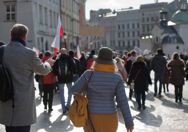 Ludzie; ulica; Polska; flagi; demonstracja; protest; spacer; spacerowicze; Warszawa; jesień