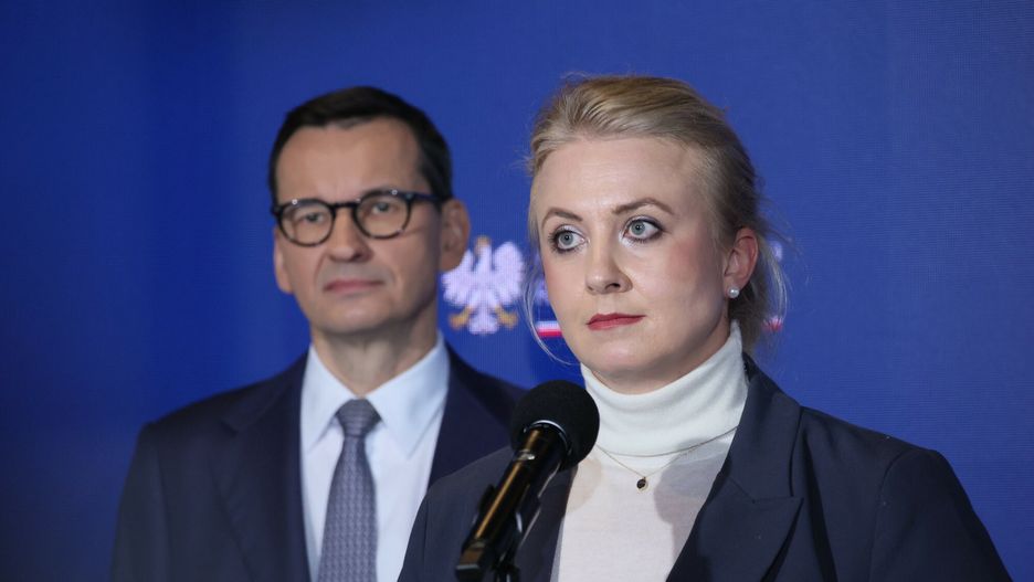 Konferencja  z udzialem premiera Mateusza Morawieckiego w Rado?ci
Fot. Pawel Wodzynski/East News, Warszawa, 20.11.2023. Konferencja prasowa z udzia?em premiera Mateusza Morawieckiego (L), minister rodziny i polityki spo?ecznej Marleny Malag oraz minister zdrowia Katarzyny Sojki (P) w kawiarni Cafe & Bistro w Radosci.
Pawel Wodzynski