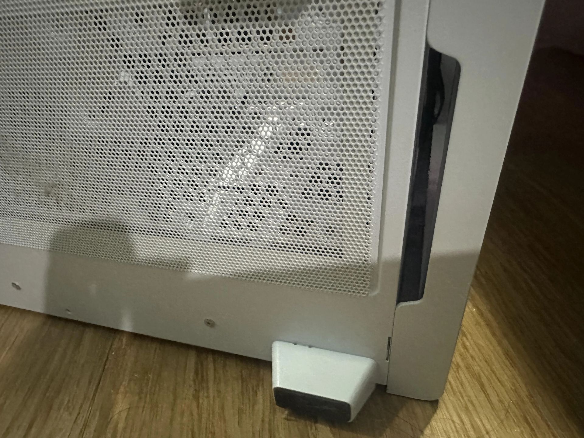 Jaszczurka mogłą wejść do komputera przez otwór przednim panelu
