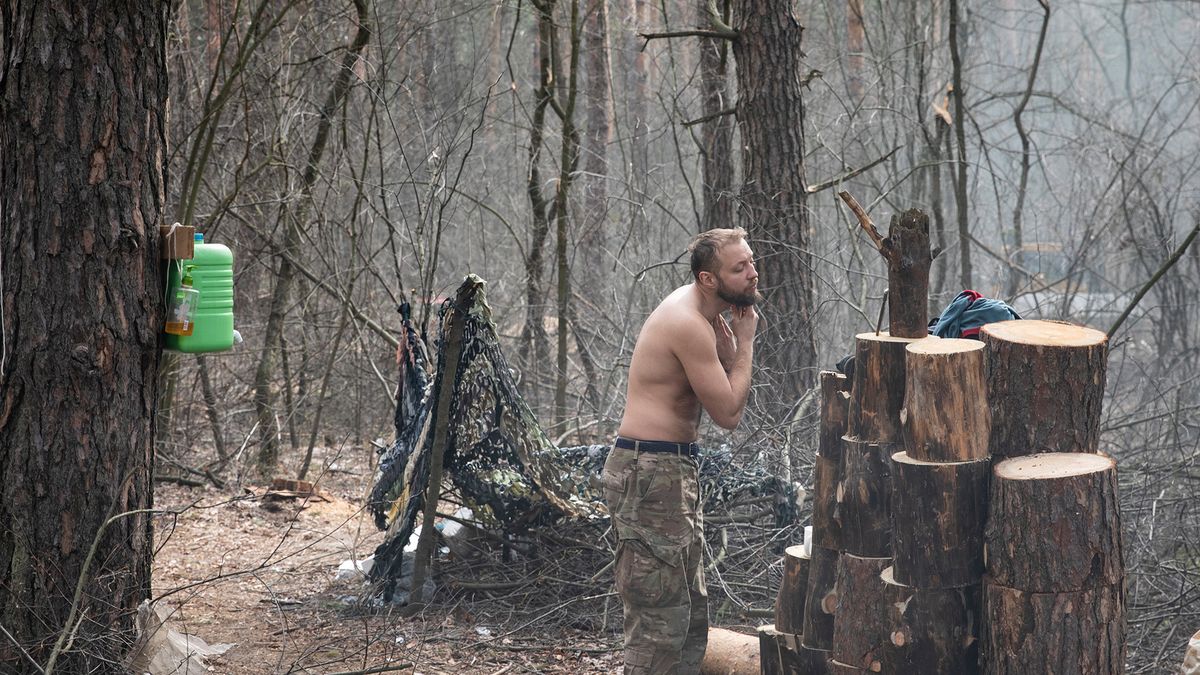 Życie codzienne żołnierzy na Ukrainie. Tak płynie czas w okopach pod Kijowem 1