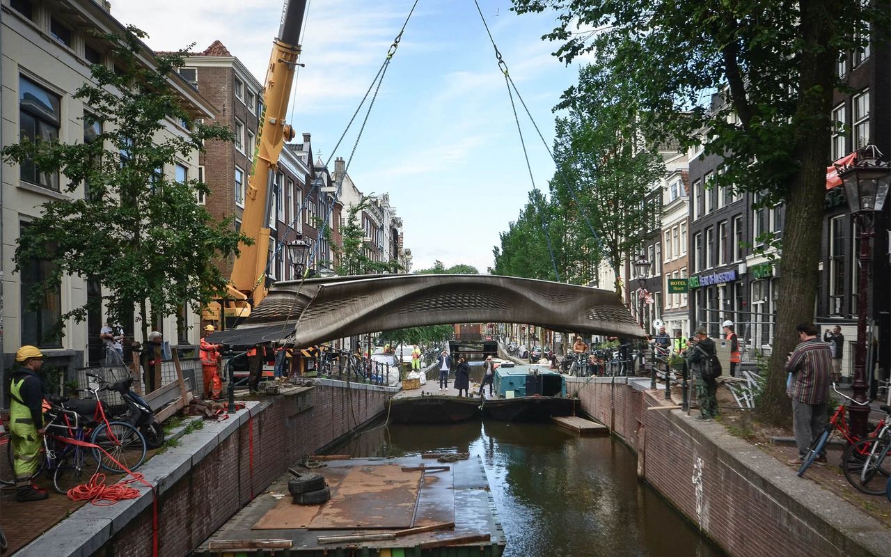 Montaż wydrukowanego mostu w Amsterdamie.