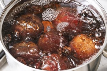 Doświadczone gospodynie tak gotują buraki. Są szybko miękkie i nie tracą koloru