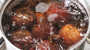 Doświadczone gospodynie tak gotują buraki. Są szybko miękkie i nie tracą koloru