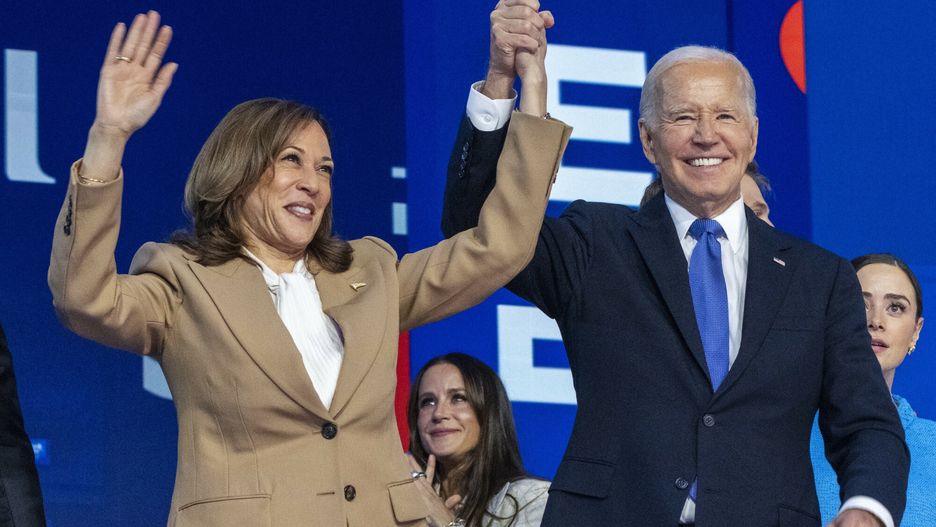 Krajowa Konwencja Demokrat�w w Chicago
Democratic presidential nominee Vice President Kamala Harris, left, clasps her hand in the air with President Joe Biden at the Democratic National Convention, Monday, Aug. 19, 2024, in Chicago. (AP Photo/Jacquelyn Martin)
Jacquelyn Martin