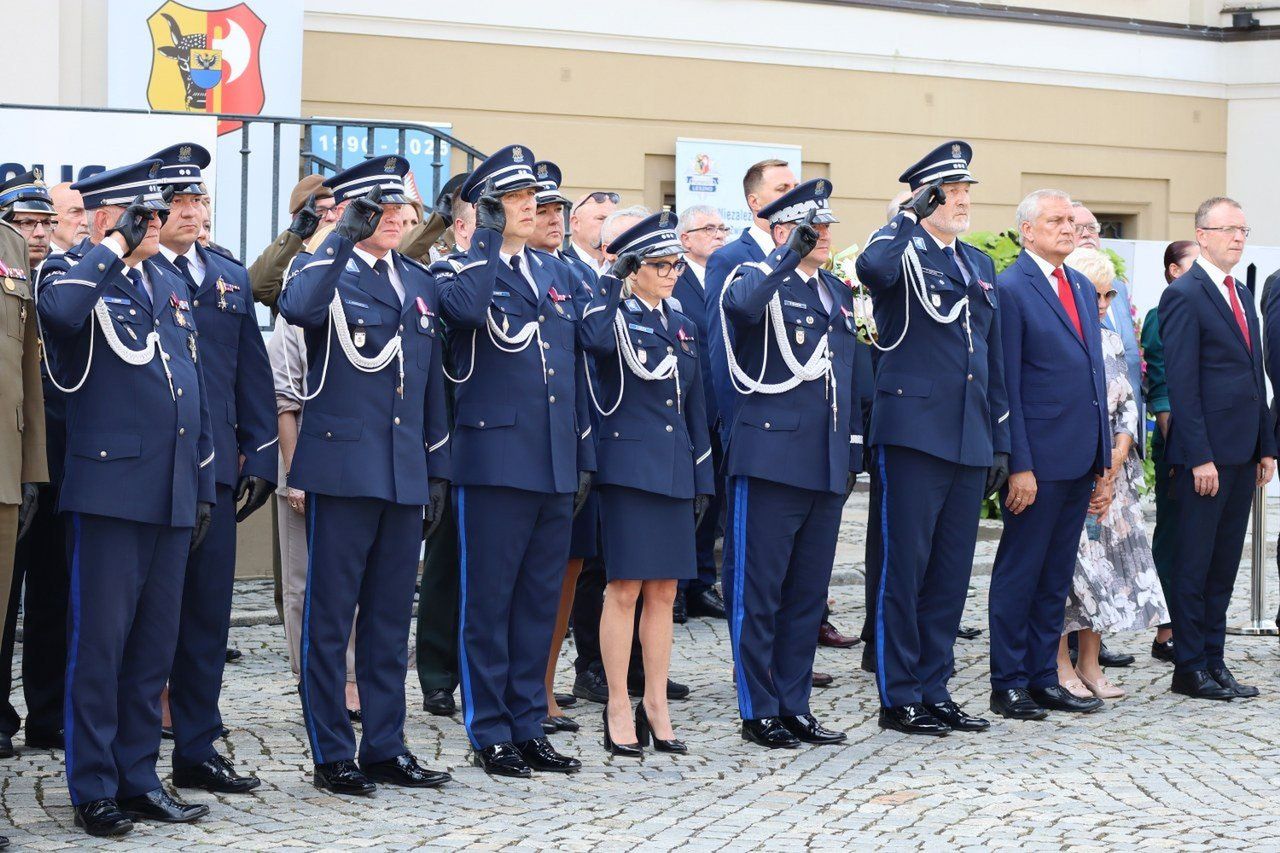Awanse, wyróżnienia i trzy ważne rocznice - obchody Święta Policji na rynku w Lesznie