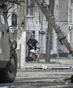 Rosyjscy agresorzy pozbywają się dowodów swoich zbrodni w Mariupolu. Chcą zrobić paradę