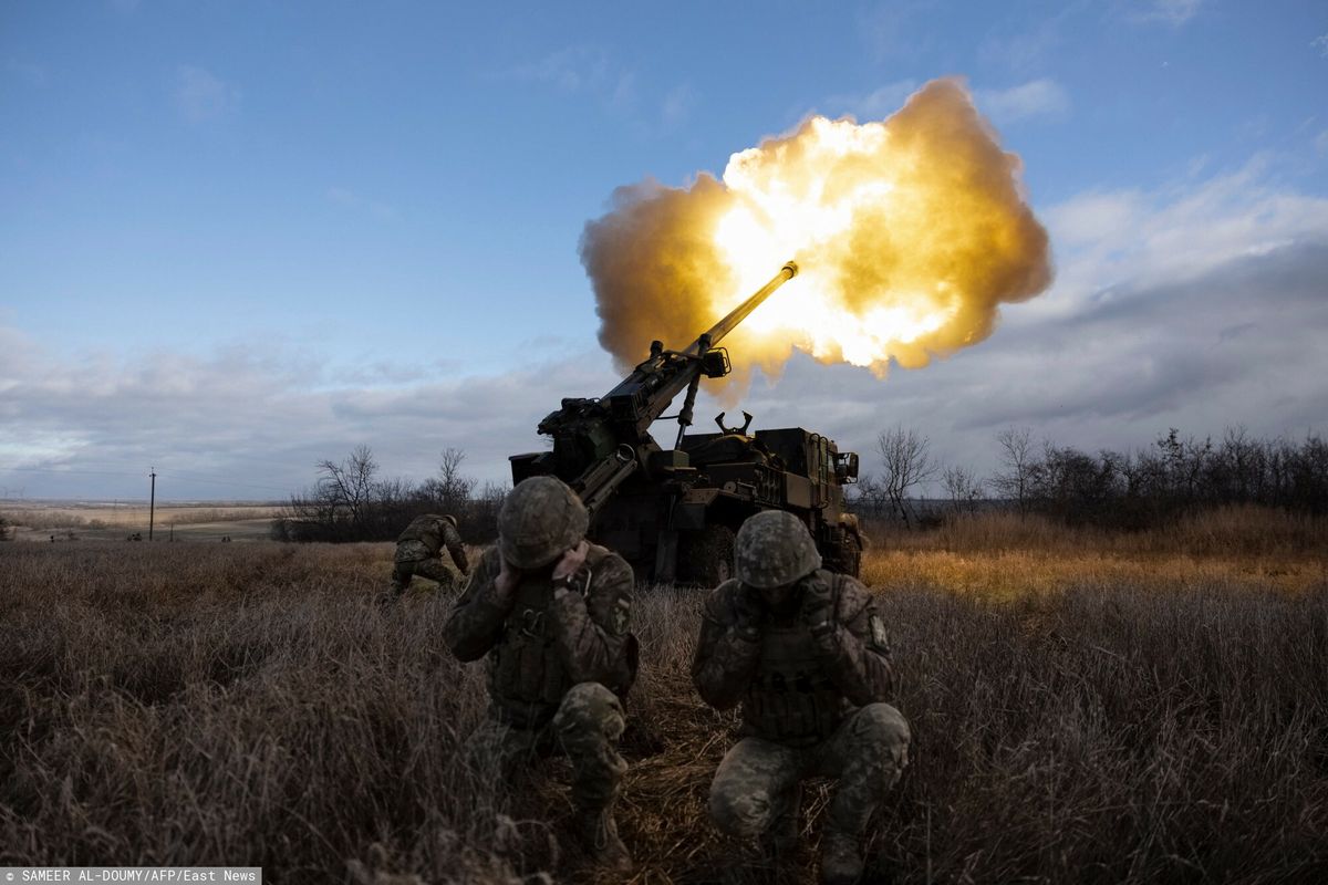 Ukraińscy żołnierze strzelają z haubicy CAESAR