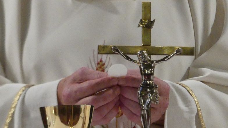 Zgłosiła zachowanie księdza. Ludzie przyjechali po nią taczkami