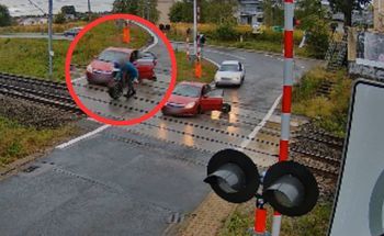 Dramatyczna akcja na przejeździe kolejowym. Jest nagranie
