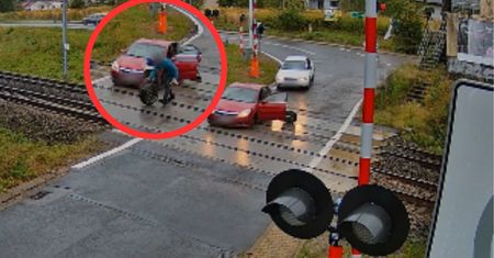 Dramatyczna akcja na przejeździe kolejowym. Jest nagranie
