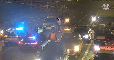 Pijana para zaatakowała strażnika miejskiego, bo zwrócił kierowcy uwagę, że nie ma powietrza w oponie [NAGRANIE]