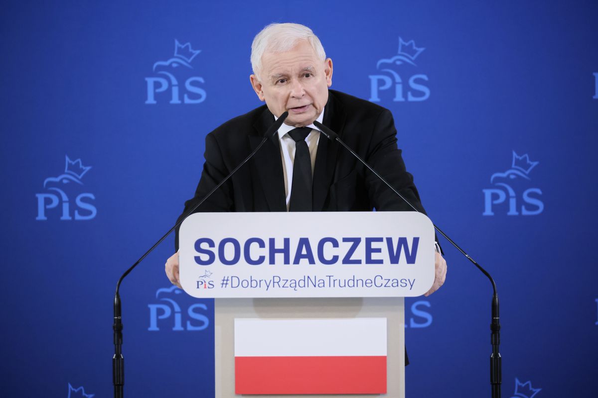 Sochaczew, 08.06.2022. Wicepremier, prezes PiS Jarosław Kaczyński podczas spotkania z mieszkańcami Sochaczewa w ramach objazdu po kraju, 8 bm. Prezes PiS wezwał polityków Zjednoczonej Prawicy do mobilizacji i spotkań z wyborcami. (sko) PAP/PLeszek Szymański