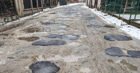 Dziura na samym środku jednej z łódzkich ulic. Samochody zepsute, a kierowcy wściekli