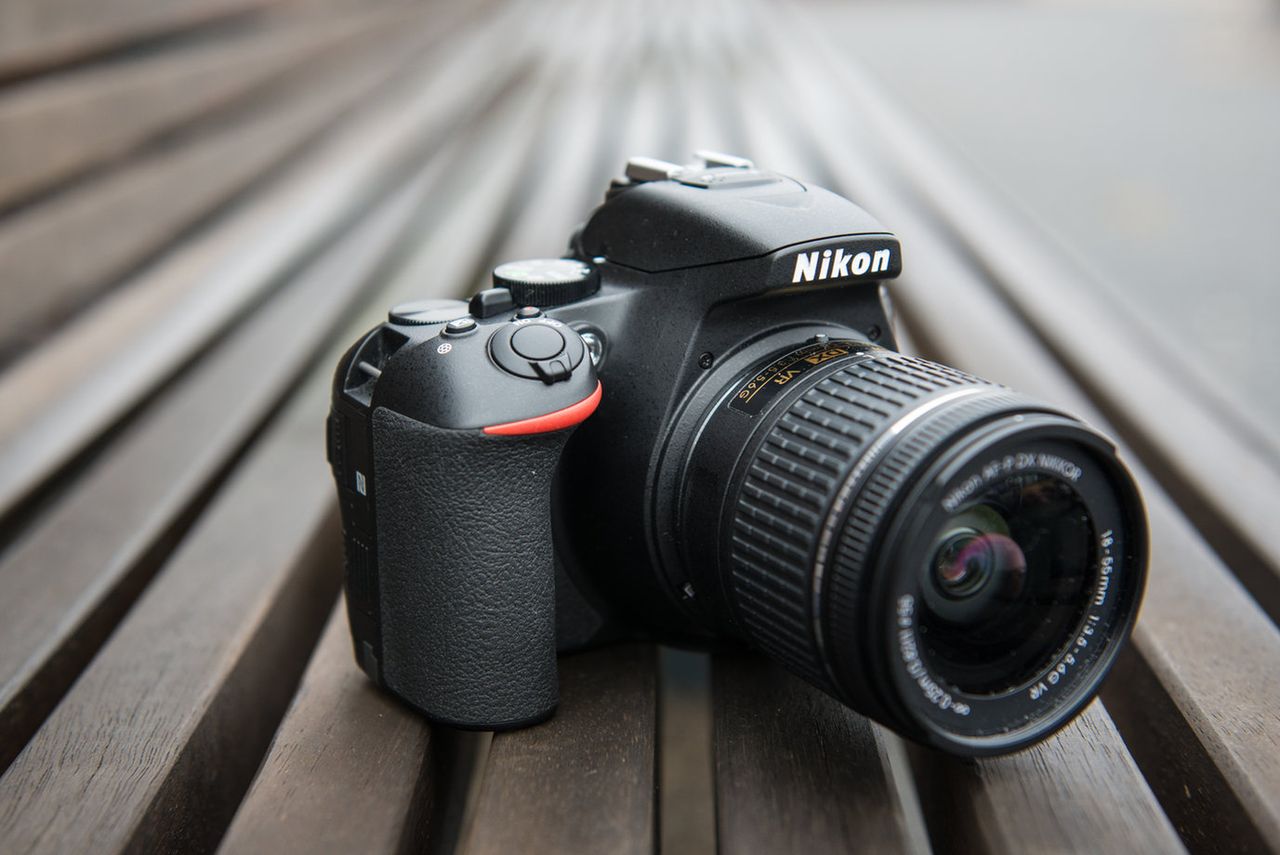 Nikon D5600 wychodzi z oferty. Był najlepiej sprzedającą się lustrzanką
