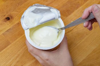 Katorga dla żołądka, a wygląda jak swojska śmietana. Omijaj w sklepie