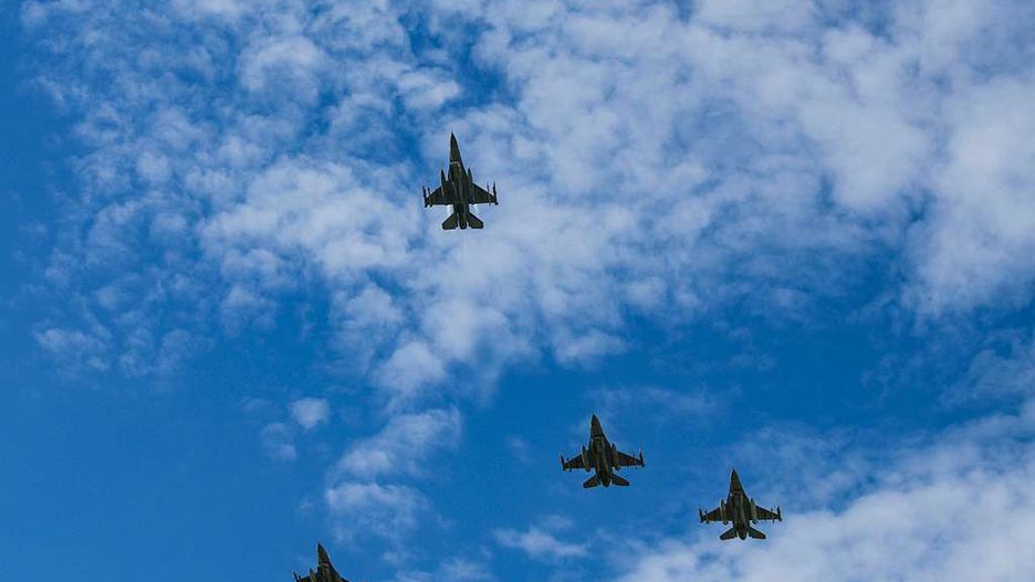 Samoloty F-16 wykonujące salut Missing Man