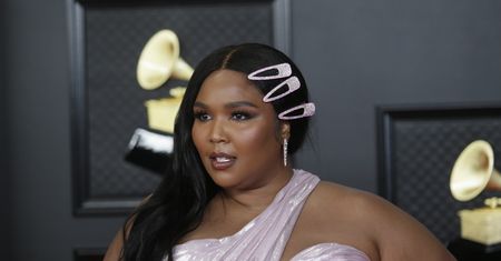Lizzo pozuje w bikini. Gwiazda udowadnia, że nie warto marnować życia przez kompleksy
