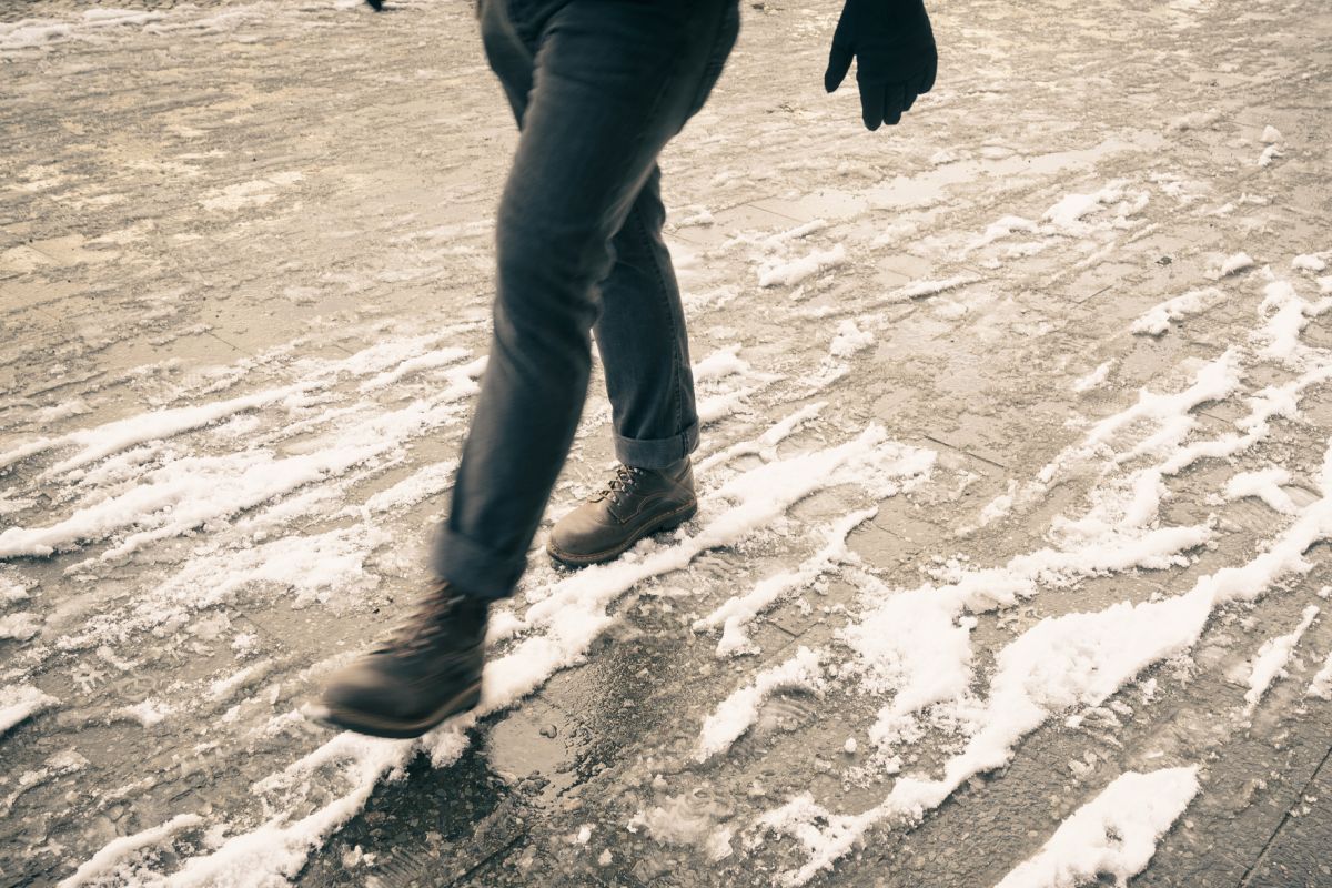 IMGW ostrzega przed gołoledzią. Śliskie drogi w 10 województwach!